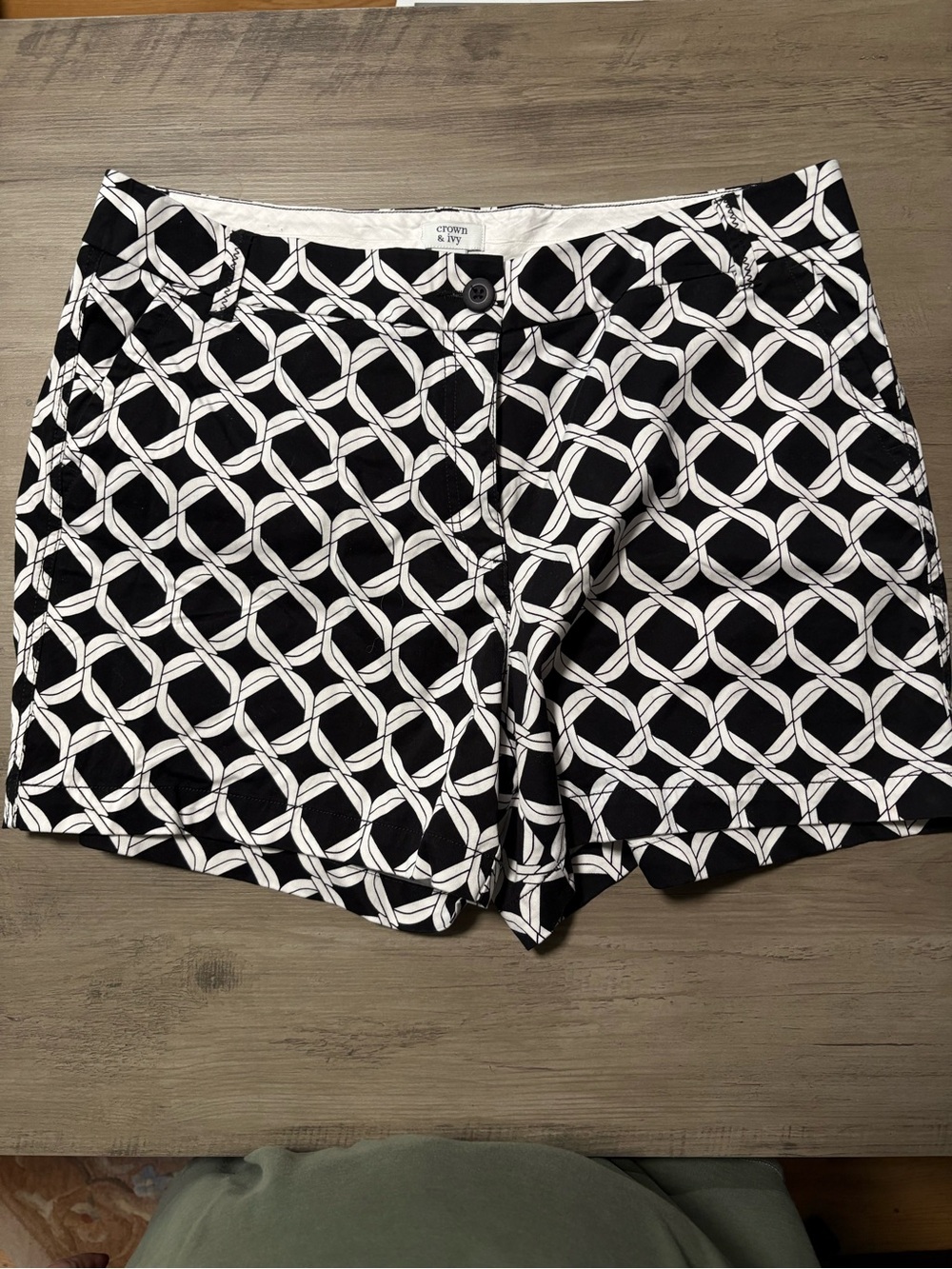 crown & ivy Black and White Geometric Print Women's Shorts size. 14